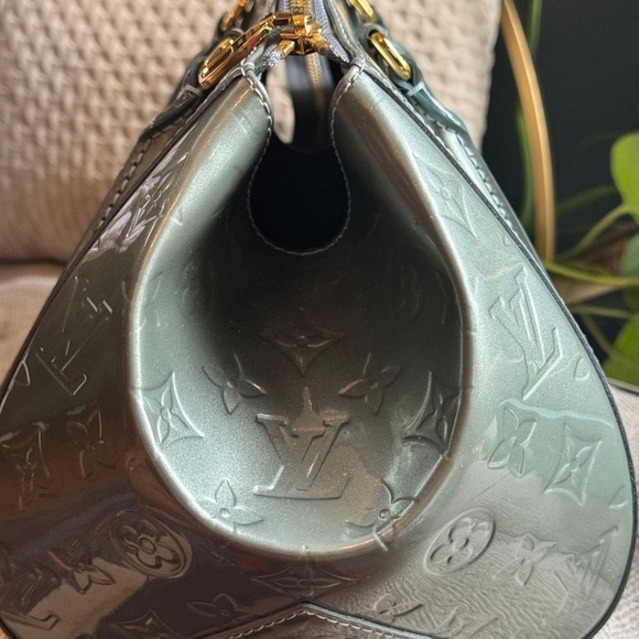 Louis Vuitton Sherwood GM in Gorgeous Givre Vernis - Picture 8 of 17